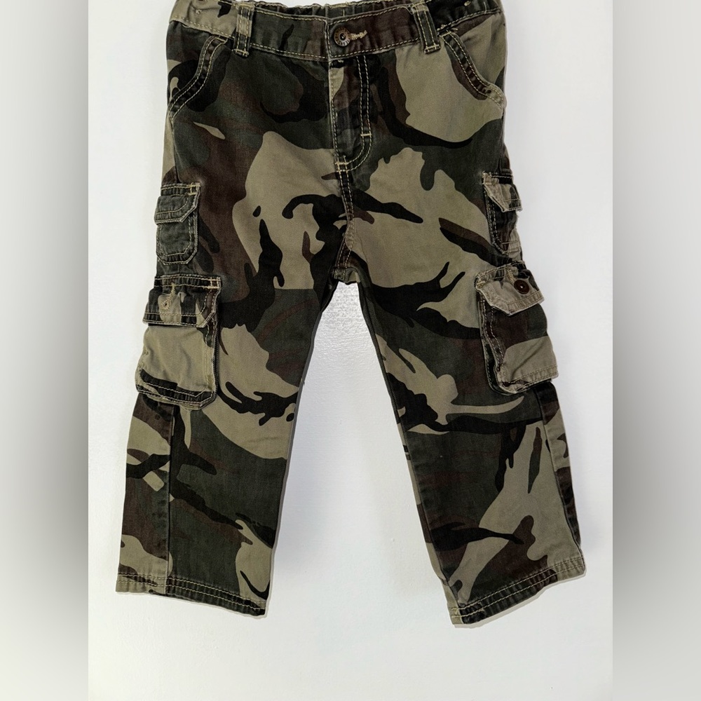 Boys size 3t Multi Pocket Camo Pants